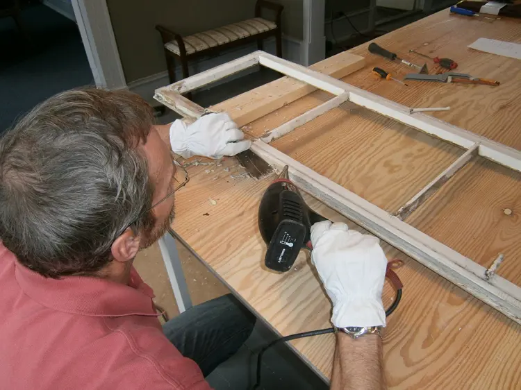 En varmluftpistol er også et godt verktøy når gammel maling skal av. Foto: Byggeskikksenteret