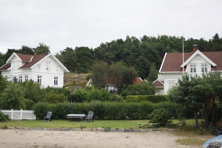 Gravningsund, Søndre Sandøy på Hvaler. Huset til høyre er bygget i nyere tid. Det til venstre er fra forrige århundreskifte. Foto: CEWG