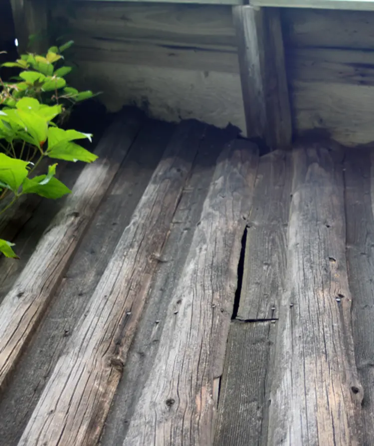Halvkløyving, kledning på uthus av bakbord.