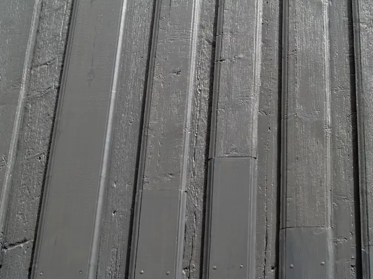 Ytterkledningen på gamle hus er håndarbeid, hvert bord er høvlet og oppsettingen på veggen er ikke tilfeldig. Foto: CEWG