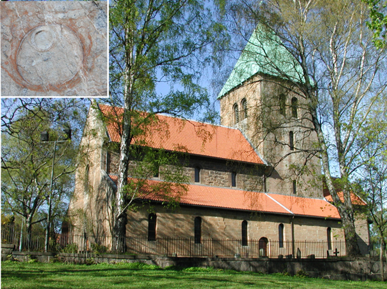 Gamle Aker Kirke fra 1100-tallet. Kirken er bygd av blokker av orthocerkalk tatt ut like i nærheten. Detaljbildet øverst til venstre viser et tverrsnitt gjennom et orthocerskall. Dette var primitive blekkspruter som hadde et langstrakt, kjegleformet skall. Foto: Tom Andersen