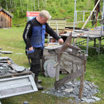 "Kolstadoksa" er en patent fra området. Skiferplatene skal klippes eller hogges til rett format. Foto: Christer Stenby
