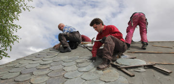 På noen dager får taket den tradisjonelle tekkingen tilbake på plass. Og viktig kunnskap videreføres. Foto: Bygg og Bevar