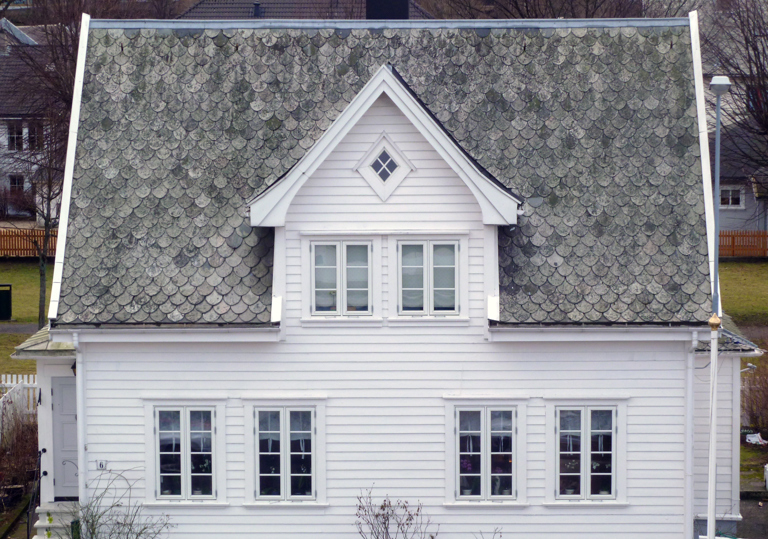 Nyklassistisk villa i Flekkefjord med skifertak. Foto: CEWG
