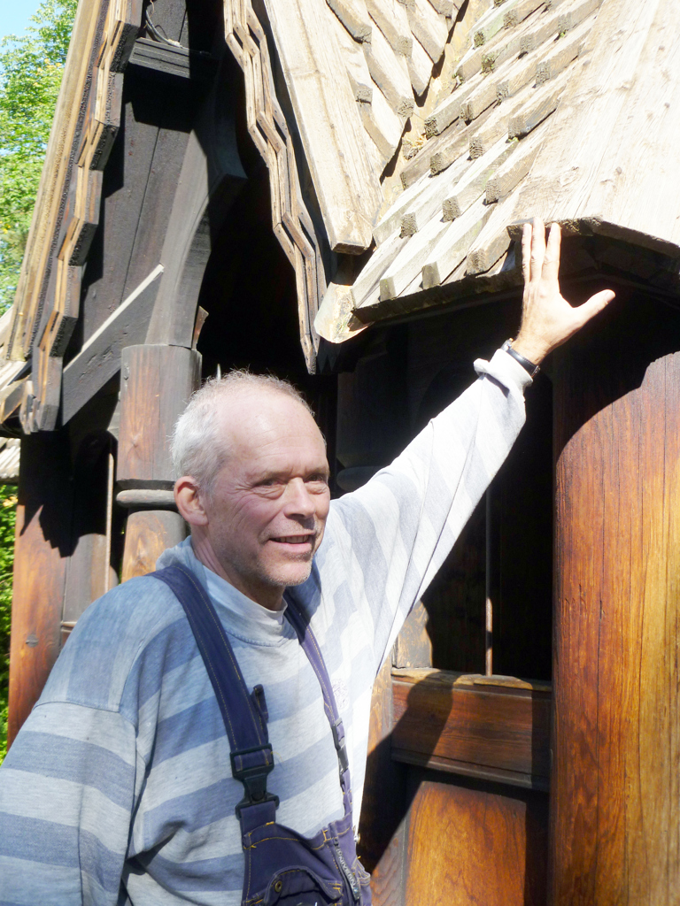 Christian Winther-Larsen, tømrermester ved Norsk Folkemuseum, inspiserer før spontaket på Gol stavkirke skal repareres 2011. Foto: Christel Wigen Grøndahl, Bygg og Bevar
