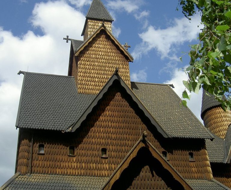Heddal stavkirke fotografert i 2008, 3 år etter tjæring av taket. Til venstre ses takflaten som ble tilsatt kull, og til høyre der det ble tjæret uten kull. Foto: Mette S. Lehmann