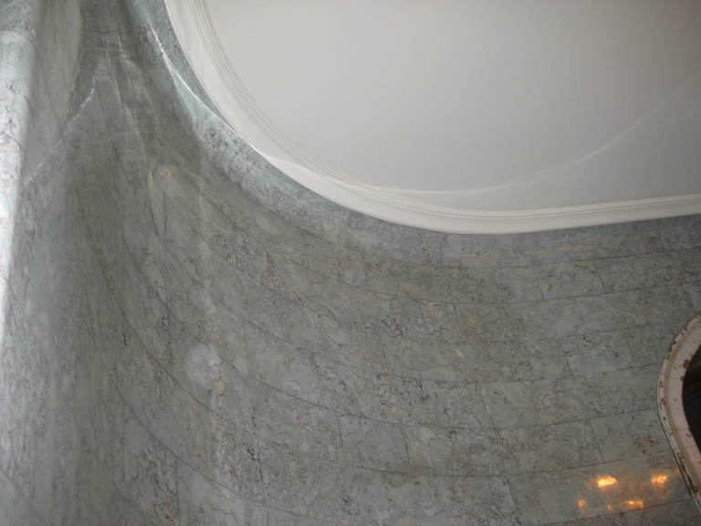 Den buede veggen i trappeløpet på historisk museum i Oslo er ikke bygget av edel sten, men laget av gips for å se ut som nettopp sten. Teknikken heter "Stucco lustro". Foto: Christel Eline Wigen Grøndahl