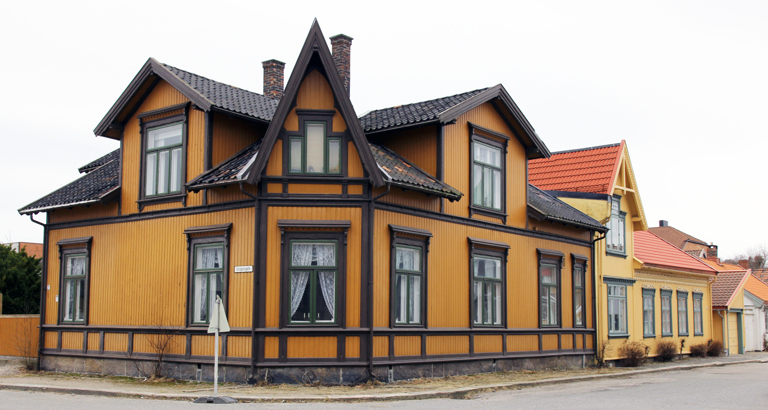 Sveitserhus med okerfarget kledning, brune detaljer og grønne vinduer. Fredrikstad. Foto: Christel Wigen Grøndahl