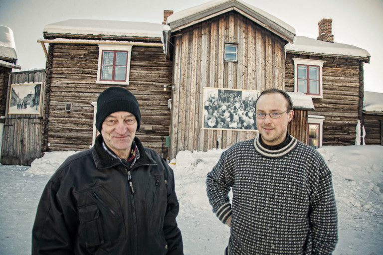 Internasjonalt: Bygningsvern og gammelt håndverk vekker interesse i inn- og utland, forteller arbeidsleder Jon Holm Lillegjelten (t.v.), her sammen med Raphael Soissons, fransk snekker med ett års arbeidsopphold på Røros. Foto: Bente Haarstad
