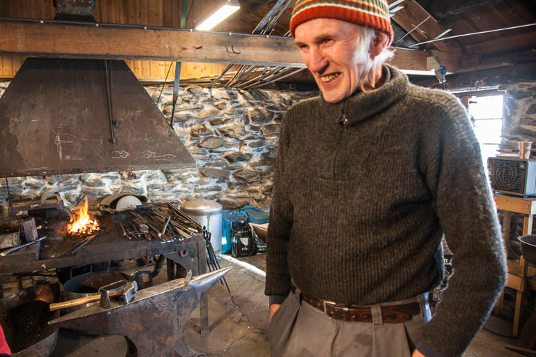 Smeden Sverre Staveløkk fra Budal skal lage hengsler til et enormt stort dørbeslag. Foto: Bente Haarstad