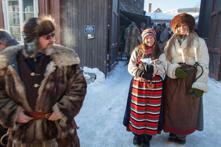 Svenske Rina Solvik, i bunad fra hjemplassen Rättvik, og Sofia Bernhardsson fra Äppelbo, har i flere år kjørt med hest i ti dager for å komme til Rørosmartnan. Den turen synes de er en stor opplevelse. Foto: Bente Haarstad