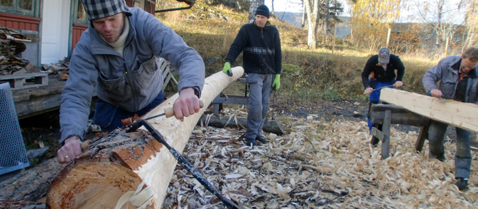 Arbeid med tømmer i forbindelse med opplæringsprogram ved Buskerud Bygningsvernsenter. Foto: Turid Kolstadløkken