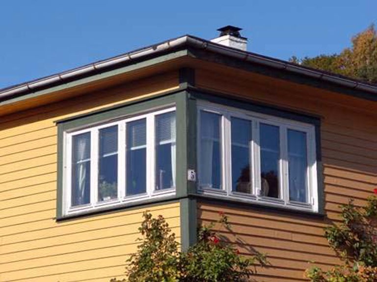 Vinduer plassert ut til hjørnene av bygningskroppen, et sentralt motiv i funkis-arkitekturen. Foto: Ivar Ole Iversen, Byggeskikksenteret i Flekkefjord 