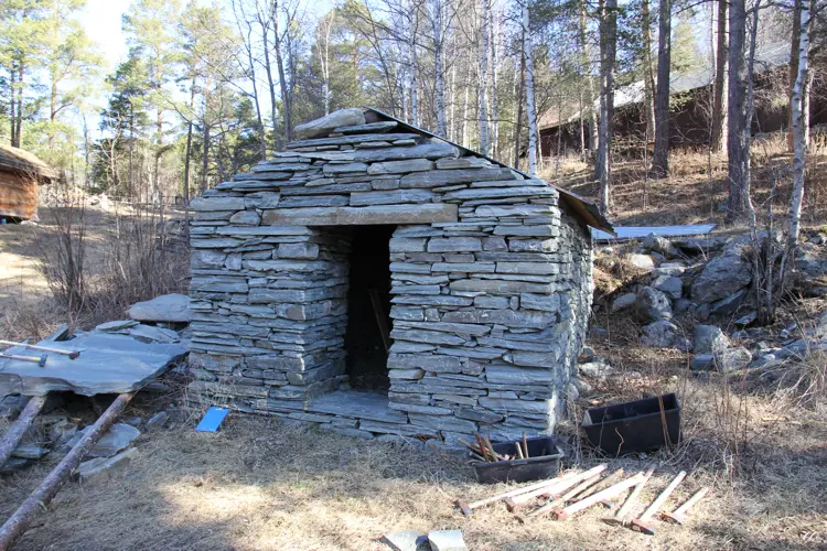 Det er i pilgrimshytta grua skal både varme og fø besøkende