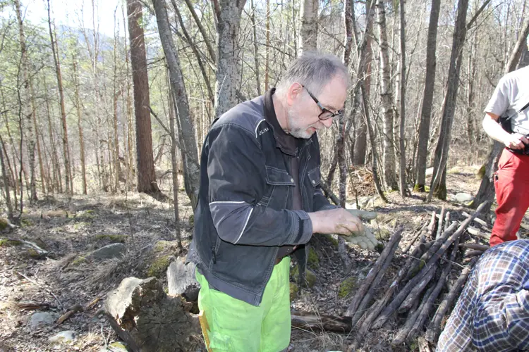 Pølsetesten, jo lengre mørtelen kan kjevles ut mellom hendene jo bedre er den.