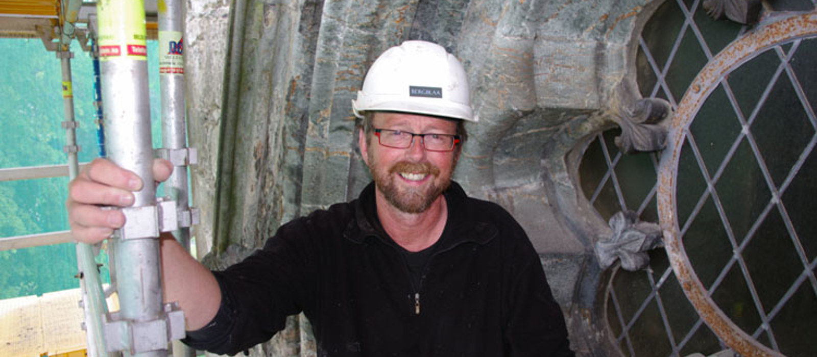 Jos Otten må skifte ut mye av klebersteinen i tårnet på Stavanger domkirke - skulptøren er deltidsansatt steinhugger hos malermesterbedriften Bergblaa. Foto: Georg Mathisen, Maleren