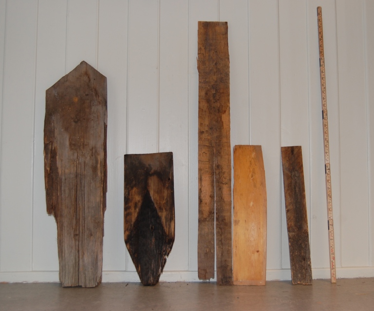 Fra venstre: brede, 80 cm, kirkespon, 46 cm, 2 typer høvla spon, 100 og 50 cm og sagd spon, 50 cm. Foto: Kulturminnefondet
