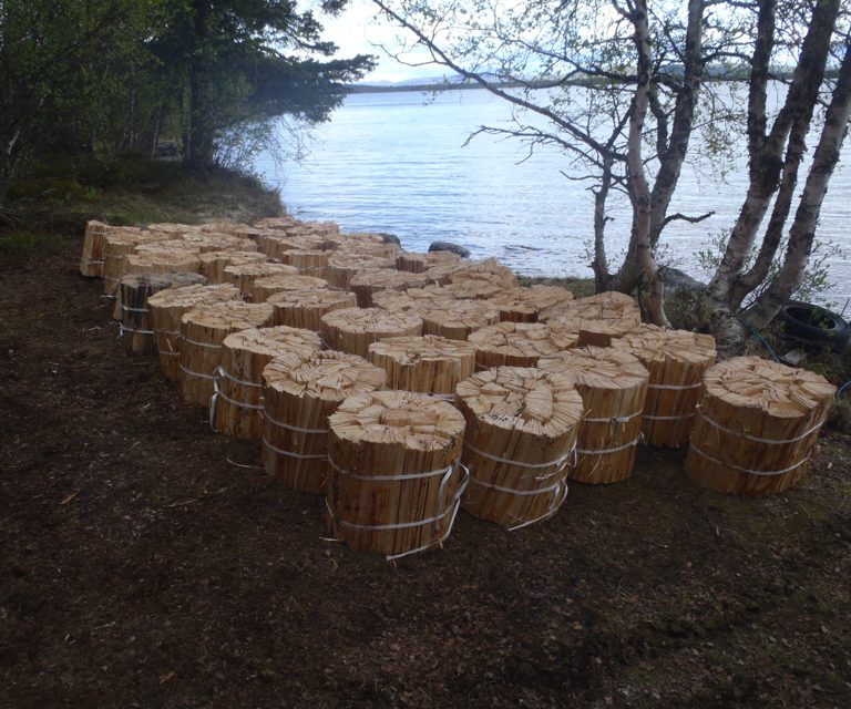 Bunter med stikker klare for å legges i sjøen for utvasking av sukkerinnhold i geitveden. Foto: Henning Søndmør