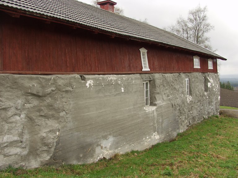 Bildet viser tidligere reparasjoner med sementmørtel. Foto: Einar Engen, Domkirkeodden