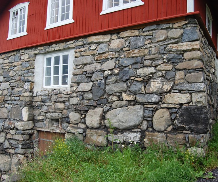 Fjøsmuren etter istandsetting. Foto: Einar Engen
