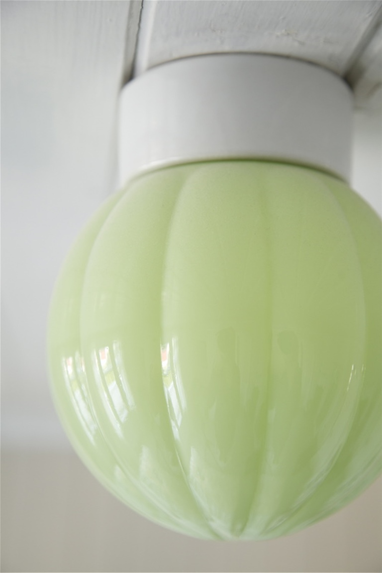 Lampekuppel i grønt glass. Foto: Liv J Sandvik Jakobsen