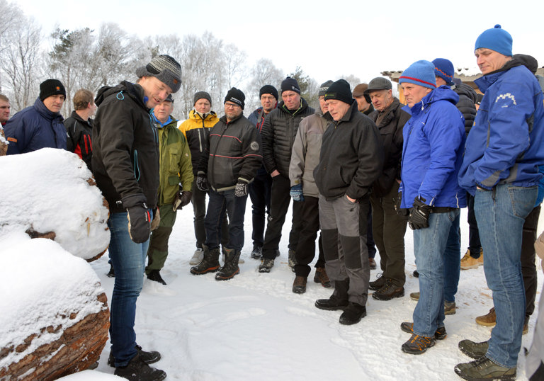 Vingelen i vinden. Jakob Trøan ved Materialbanken i Vingelen opplever økt inteesse for spesialproduktene fra fjellskogen nord i Østerdalen. Her med besøk fra Gudbrandsdalen. Foto: Bård Bårdløkken