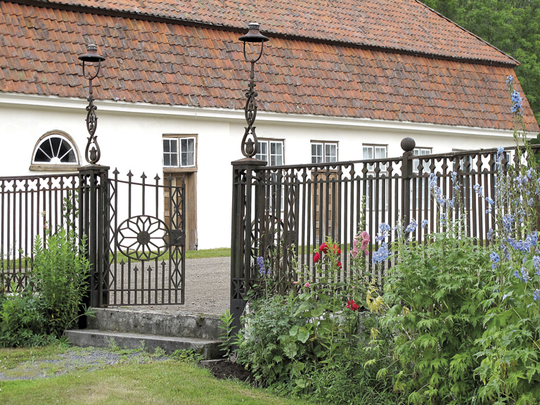 Støpejernsgjerde oppført av Jacob Aall på Nes Verk utenfor Tvedestrand i 1805. I dag er det femte generasjon etter Jacob Aall som vedlikeholder og restaurerer eiendommen. Dagens eier, Knut Aall, har utviklet et spesiell ett-strøks behandling for utvendig stål og jern som han kaller sverteolje. man kan også benytte rå linolje og pensle dette direkte på jernet. Behandlingen er ikke så varig, men bedre enn ingenting.