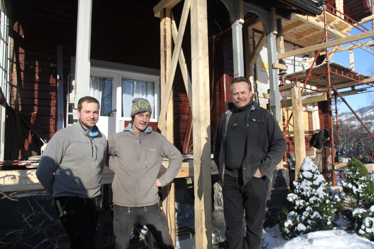 Thomas Bisch, Jan Stigen og Henning Olstad i Norsk Håndverk holder til i Venabygd, Ringebu, men tar oppdrag i hele regionen. Foto: Christel Wigen Grøndahl, Bygg og Bevar