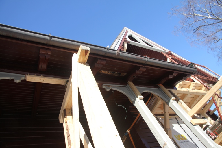 Reparasjoner på tak og utsatte bygningsdeler som verandaer. Takutspringet har tydelige skader, trolig forårsaket av feil omlegging av taket og for tett maling. Foto: Christel Wigen Grøndahl, Bygg og Bevar