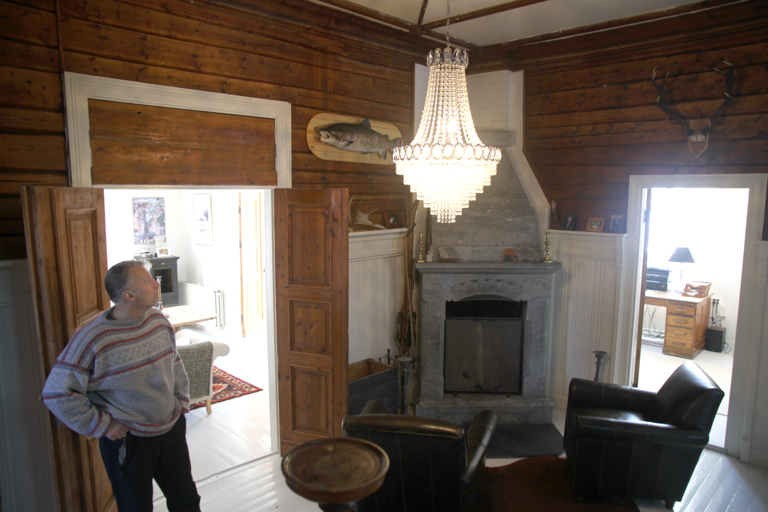 I hallen står også den flotte originale klebersteinspeisen i jugendstil. Huseier Sveinung Støhle ønsker å ta vare på bygningens særtrekk. Foto: Christel Wigen Grøndahl, Bygg og Bevar