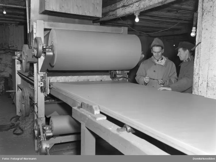 Ikke Spurt Om Bruk Halmplatefabrikken , Ulven På Ring . Interiør Fra Produksjonen Av Halmplater Fotograf Normann Domkirkeodden Halmplateisolasjon