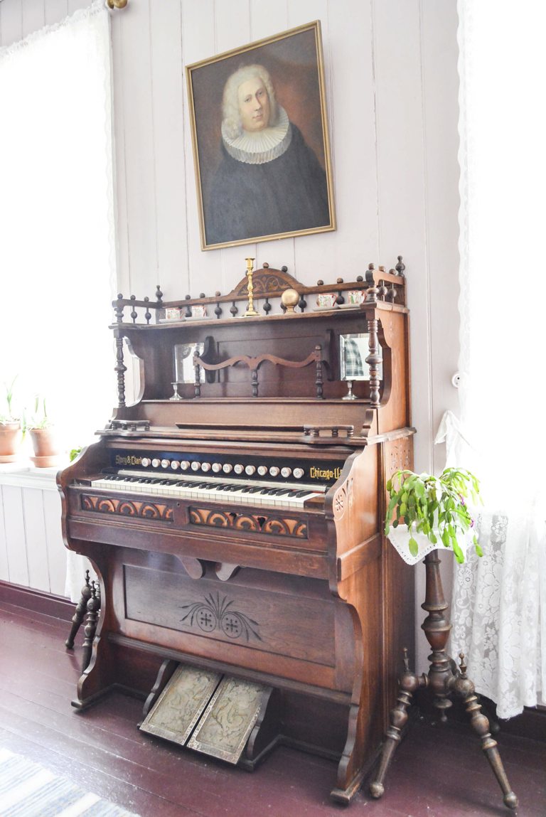 FRA 1750-tallet: Mannen på bildet på veggen er sogneprest Fredrik Herfordt. Han regjerte på Arestad fra 1735 til 1752. Orgelet er fra en av skolene i distriktet. Foto: Anja Lillerud