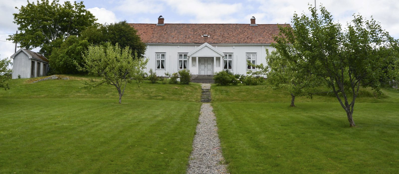 Hovedbygningen på Arestad prestegård er 21 meter lang og 11 meter bred. Den har vært i Aremark historielags eie siden 1975, og både hus og hage har vært gjennom en voldsom restaurering. Foto: Anja Lillerud