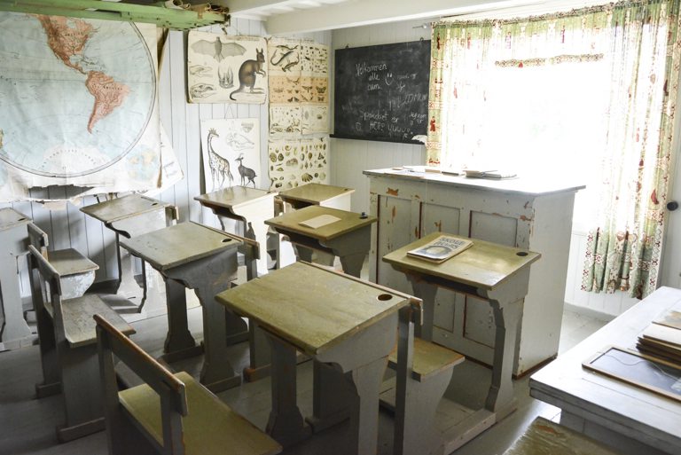 DA KLOKKA KLANG: Et av endegavlsværelsene i den gamle prestegårdsbygningen er innredet som et gammelt klasserom. Hit har historielaget invitert skoleklasser for å gi dem en smak av gamle dager. Foto: Anja Lillerud