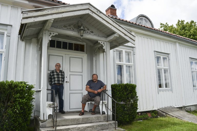 Bjørn Grøstad (t.v.) og Harald Nilsen i historielaget er blant dem som bruker mange timer hvert eneste år på å holde den lokale kulturskatten ved like. Foto: Anja Lillerud