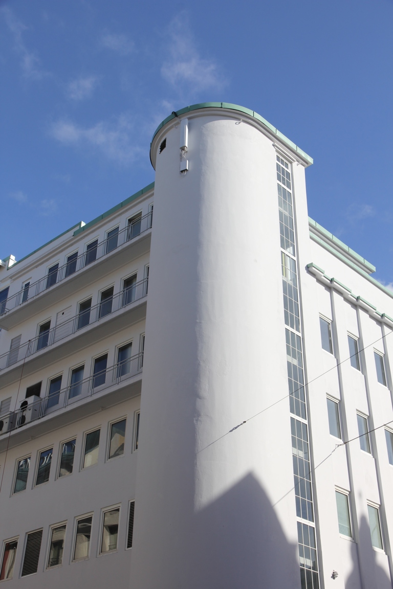 Betongen muliggjorde former som funksjonalistene omfavnet. Blaauwgården i Bergen, tegnet av Leif Grung i 1936 var Grungs tolkning av de tradisjonelle sjøbodene. Foto: Bygg og Bevar