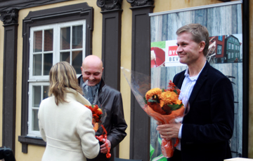 BNL direktør Ketil Lyng og Miljøvernminister Erik Solheim får blomster av Sigrid Murud, daglig leder i Bygg og Bevar etter å ha åpnet portalen 19. oktober 2010. Foto: CEWG