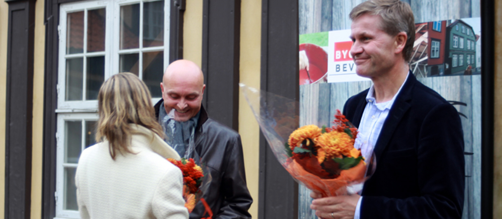 BNL direktør Ketil Lyng og Miljøvernminister Erik Solheim får blomster av Sigrid Murud, daglig leder i Bygg og Bevar etter å ha åpnet portalen 19. oktober 2010. Foto: CEWG