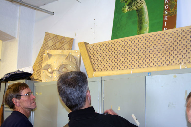 Moldal beundrer treskurden på Vikingeskipmuseet. Foto: CEWG