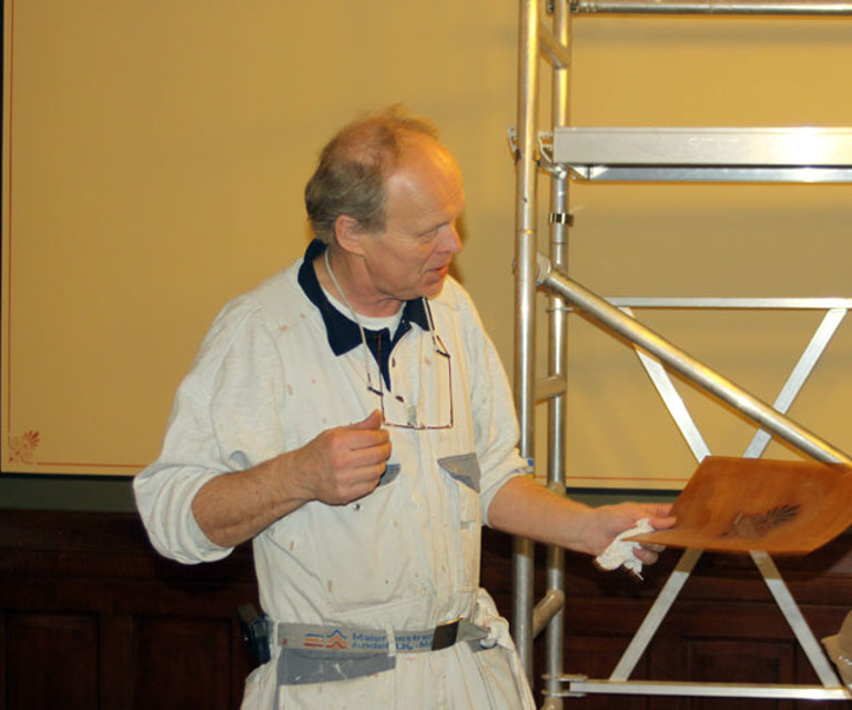 Malermester Onstad viser sjablongen han fant igjen. Foto: CEWG