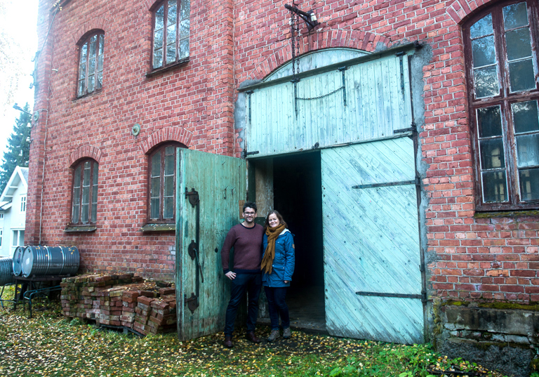 Lars Kvensjø og Karen Hafsal. Det var kraftstasjonen som gjorde utslaget da de bestemte seg for å kjøpe eiendommen. Foto: Sjur Harby