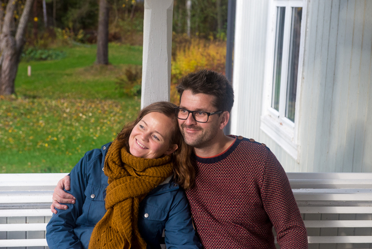 På verandaen. Karen og Lars. Foto: Sjur Harby