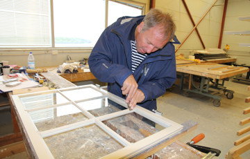 Ole Olsen ser om han husker gamle kunster. Kitting av vinduer gjøres med linoljekitt og vinduene er eksakte kopier. Foto: Christel Wigen Grøndahl, Bygg og Bevar 