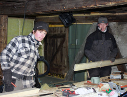 Gutta bygger butikk i gammel låve på Røros. Foto: CEWG