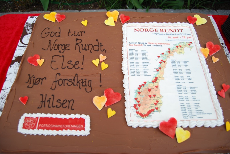 Fortidsminneforeningen ønsket god tur med stor kake dekorert med listen over de 40 stoppestedene på veien! Foto: Hedda Skagen Paulson 