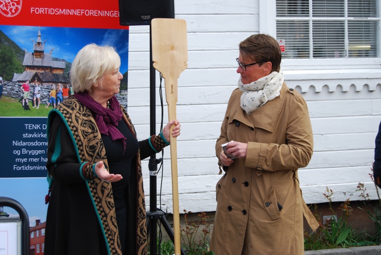 Klima- og Miljøminister Tine Sundtoft ønsket god tur. "Jeg liker å se oss som fremtidsrettede", sa hu "- ettersom vi jobber for å bevare for fremtiden!". Foto: Hedda Skagen Paulson 
