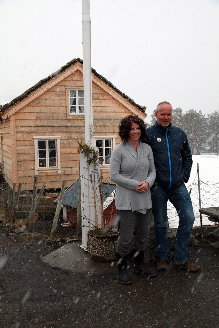 Heidi Vallestad og mannen Sigurd Årskaug foran Storhuset. Foto: Else "Sprossa" Rønnevig