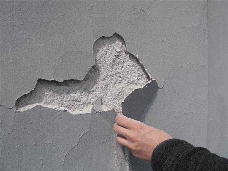 Tykke lag tett maling fører til at kalkbasert puss ikke får karbonatisert. Foto: A. L. Høyer AS