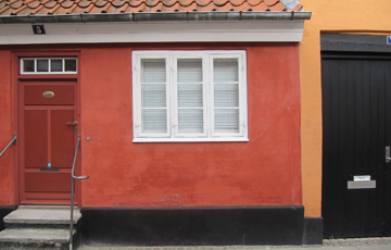 Det lille røde huset har kalket fasade. Foto:Weber-Norge
