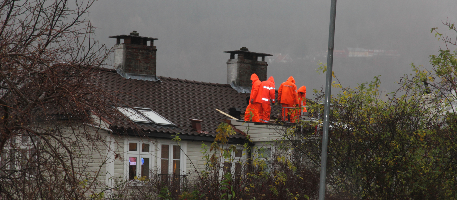 Jobb på taket i kraftig regnvær, Nordnes Bergen. Foto: Christel Wigen Grøndahl, Bygg og Bevar